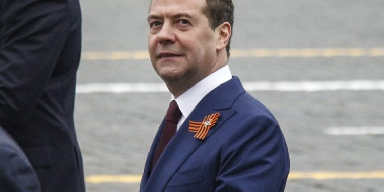 dmitri-medvedev-il-lauda-pe-trump-insa-pune-la-indoiala-amenintarea-privind-submarinele-americane