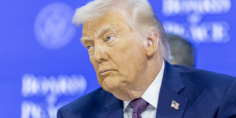 trump-a-indemnat-europa-sa-fie-foarte-precauta-din-cauza-problemelor-grave-legate-de-migratie-si-energia-verde