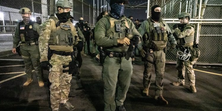 un-influencer-brazilian-care-sustine-ca-imigrantii-retinuti-de-autoritati-sunt-infractori-a-fost-arestat-de-ice-–-hotnews.ro