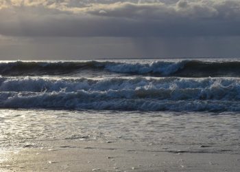 un-baiat-de-13-ani-a-inotat-timp-de-patru-ore-pentru-a-si-salva-familia-luata-de-valuri