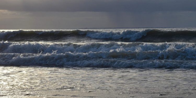 un-baiat-de-13-ani-a-inotat-timp-de-patru-ore-pentru-a-si-salva-familia-luata-de-valuri