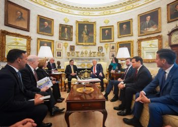 doi-adversari-care-exploreaza-posibilitatea-unui-dezghet,-intalnire-la-casa-alba-–-hotnews.ro