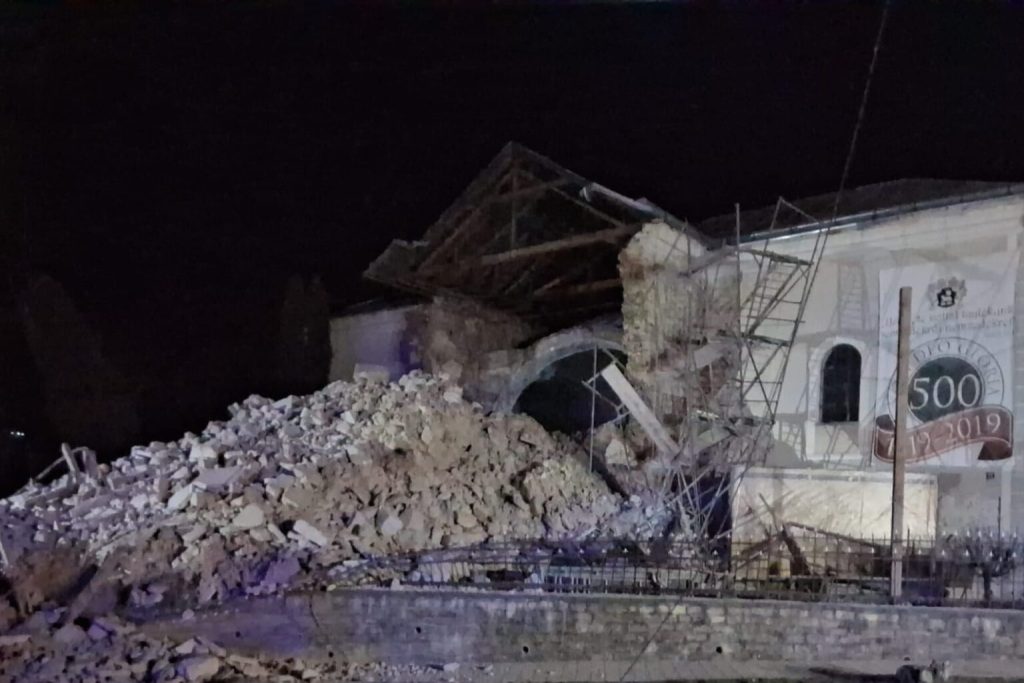 foto-/-video-o-biserica-s-a-prabusit-partial-in-judetul-salaj-o-politista-a-fost-ranita-/-echipele-de-interventie-cauta-posibile-victime-sub-daramaturi-–-hotnews.ro