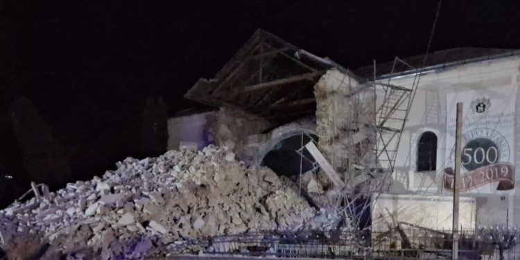 foto-/-video-o-biserica-s-a-prabusit-partial-in-judetul-salaj-o-politista-a-fost-ranita-/-echipele-de-interventie-cauta-posibile-victime-sub-daramaturi-–-hotnews.ro