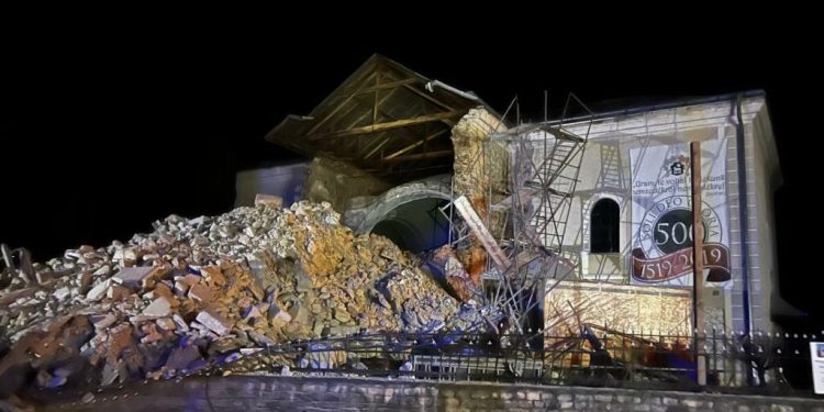 ancheta-pe-santierul-unde-s-a-prabusit-turnul-bisericii-reformate-din-orasul-cehu-silvaniei.-o-politista-a-fost-ranita