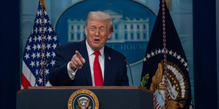 trump-a-prezentat-in-premiera-o-imagine-cu-viitoarea-sala-de-bal-a-casei-albe:-cea-mai-grozava-construita-vreodata