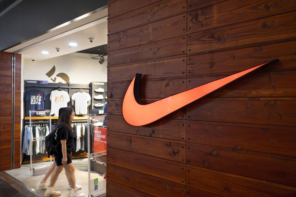 cum-a-ajuns-nike-sa-fie-prinsa-intr-un-razboi-al-lui-trump-si-acuzatiile-care-i-se-aduc-–-hotnews.ro