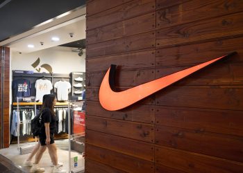 cum-a-ajuns-nike-sa-fie-prinsa-intr-un-razboi-al-lui-trump-si-acuzatiile-care-i-se-aduc-–-hotnews.ro