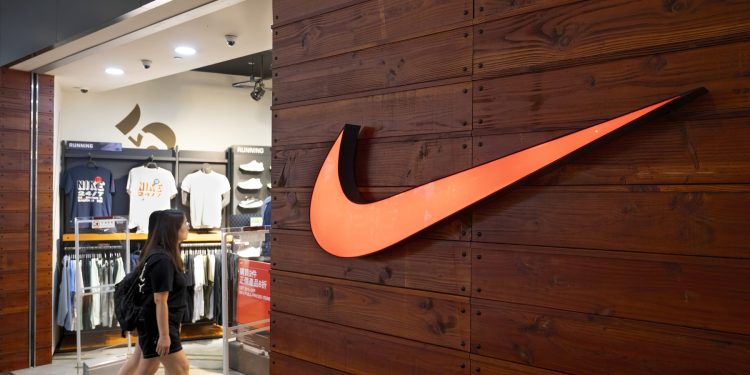 cum-a-ajuns-nike-sa-fie-prinsa-intr-un-razboi-al-lui-trump-si-acuzatiile-care-i-se-aduc-–-hotnews.ro