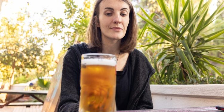 inspectorii-sub-acoperire-descopera-ca-puburile-australiene-servesc-bere-sub-masura