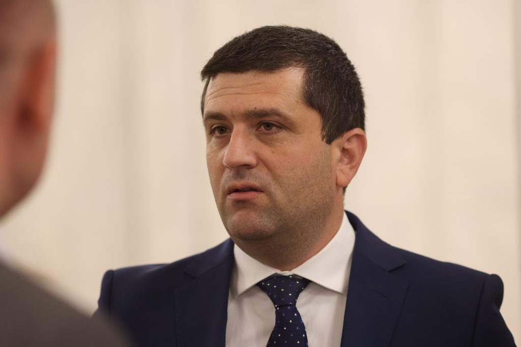 replica-ministrului-apararii,-dupa-ce-a-fost-ironizat-de-primarul-craiovei-pe-tema-blocului-care-afecteaza-un-radar-al-armatei-de-ce-isi-pune-atat-de-vehement-singura-mana-in-cap?-–-hotnews.ro