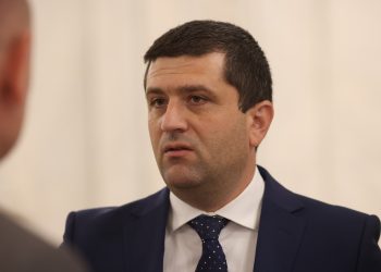 replica-ministrului-apararii,-dupa-ce-a-fost-ironizat-de-primarul-craiovei-pe-tema-blocului-care-afecteaza-un-radar-al-armatei-de-ce-isi-pune-atat-de-vehement-singura-mana-in-cap?-–-hotnews.ro