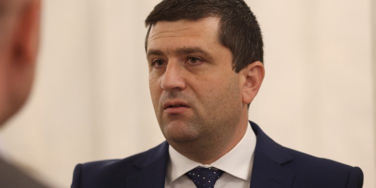 replica-ministrului-apararii,-dupa-ce-a-fost-ironizat-de-primarul-craiovei-pe-tema-blocului-care-afecteaza-un-radar-al-armatei-de-ce-isi-pune-atat-de-vehement-singura-mana-in-cap?-–-hotnews.ro