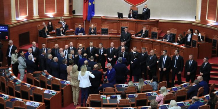 un-vicepremier-din-albania,-acuzat-de-coruptie,-a-fost-suspendat-definitiv