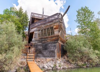 o-casa-construita-in-forma-corabiei-de-pirati-face-valva-pe-internet.-cat-costa-o-noapte-de-cazare