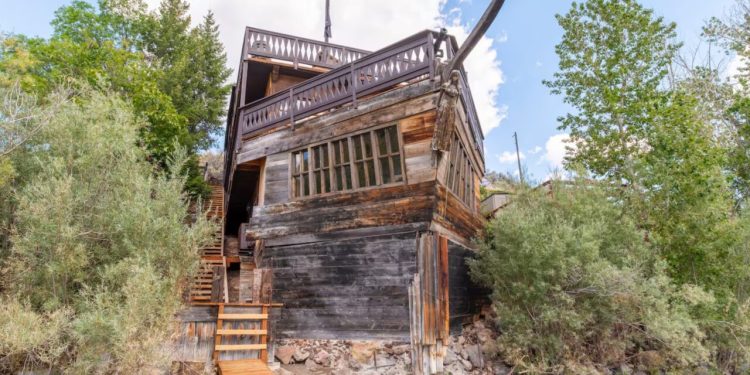 o-casa-construita-in-forma-corabiei-de-pirati-face-valva-pe-internet.-cat-costa-o-noapte-de-cazare