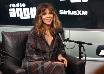 halle-berry-spune-ca-un-sfat-primit-de-la-invatatoare-in-clasa-a-patra-i-a-schimbat-viata:-vei-face-aceeasi-greseala-din-nou-si-din-nou-–-hotnews.ro