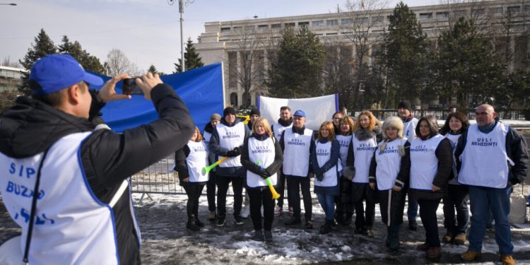 bolojan-le-raspunde-profesorilor:-revenirea-la-norma-de-18-ore-nu-este-posibila.-norma-actuala-este-la-nivel-minim-european