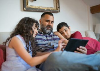 cum-pot-parintii-sa-si-protejeze-copiii-fara-a-le-interzice-utilizarea-retelelor-sociale