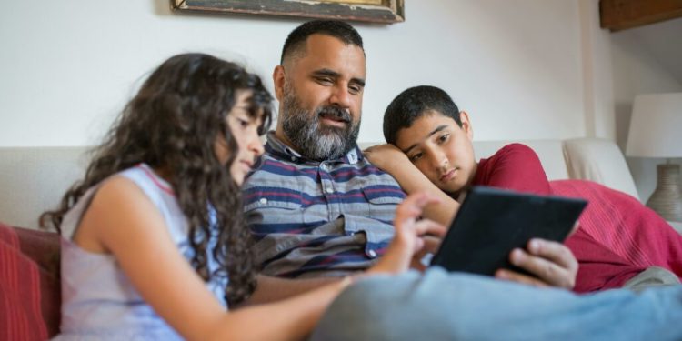 cum-pot-parintii-sa-si-protejeze-copiii-fara-a-le-interzice-utilizarea-retelelor-sociale