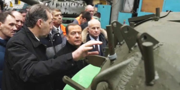 una-din-tarile-baltice-avertizeaza-ca-rusia-produce-atat-de-mult-armament-incat-va-putea-purta-un-razboi-in-paralel-cu-cel-din-ucraina-–-hotnews.ro