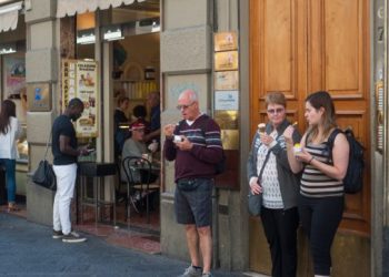 regula-din-italia-care-le-poate-aduce-turistilor-amenzi-de-400-de-euro-pentru-o-simpla-inghetata