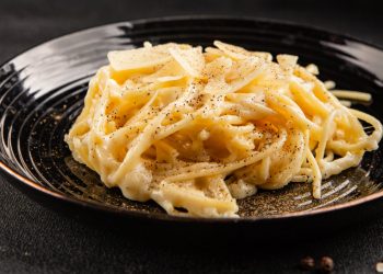 cum-se-prepara-cele-mai-cremoase-paste-quatro-formaggi,-in-30-de-minute.-lista-cu-ingredientele-necesare