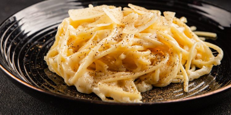 cum-se-prepara-cele-mai-cremoase-paste-quatro-formaggi,-in-30-de-minute.-lista-cu-ingredientele-necesare