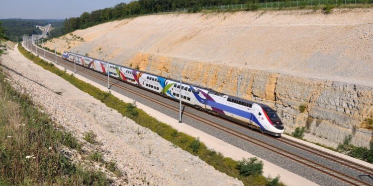 romania-vrea-sa-fie-hub-in-domeniul-feroviar.-o-mare-companie-vrea-sa-fabrice-trenuri-pe-hidrogen-si-o-cale-ferata-de-mare-viteza