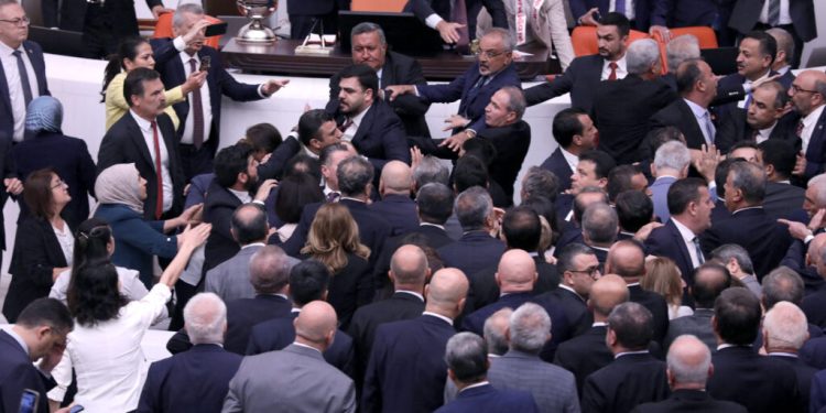 turcia:-bataie-in-parlament-dupa-numirea-noului-ministru-al-justitiei