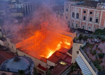 incendiu-devastator-la-teatrul-sannazaro-din-napoli:-cupola-a-ars-complet,-cladirea-grav-afectata