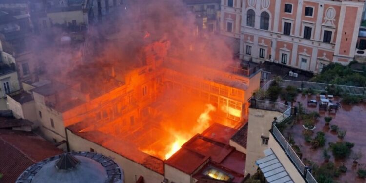 incendiu-devastator-la-teatrul-sannazaro-din-napoli:-cupola-a-ars-complet,-cladirea-grav-afectata