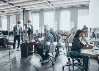 cercetatorii-au-propus-un-termen-medical-pentru-angajatii-ingrijorati-ca-ai-le-va-lua-locul-de-munca-–-hotnews.ro