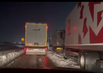 cnair-a-sesizat-politia-rutiera-dupa-ce-mai-multe-camioane-au-blocat-o-banda-pe-centura-capitalei,-in-dreptul-unui-depozit-al-unei-firme-de-curierat