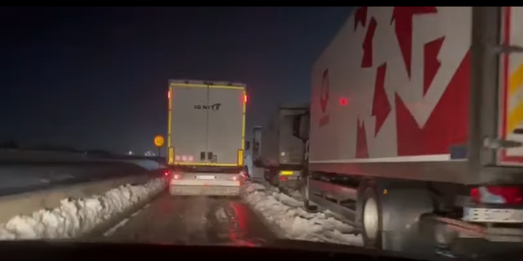 cnair-a-sesizat-politia-rutiera-dupa-ce-mai-multe-camioane-au-blocat-o-banda-pe-centura-capitalei,-in-dreptul-unui-depozit-al-unei-firme-de-curierat