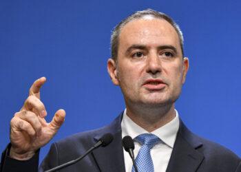 nazare-il-contrazice-pe-caciu:-dobanda-la-care-se-imprumuta-romania-a-coborat-spre-aproximativ-6,4%-pe-an,-cel-mai-scazut-nivel-din-ultimii-2-ani