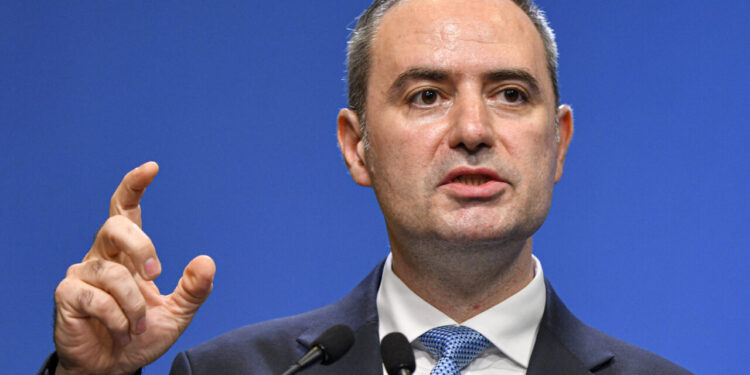 nazare-il-contrazice-pe-caciu:-dobanda-la-care-se-imprumuta-romania-a-coborat-spre-aproximativ-6,4%-pe-an,-cel-mai-scazut-nivel-din-ultimii-2-ani