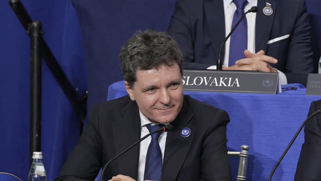 ce-scapa-din-vedere-cei-care-spun-ca-presedintele-nicusor-dan-nu-avea-ce-sa-caute-la-consiliul-pentru-pace-–-hotnews.ro