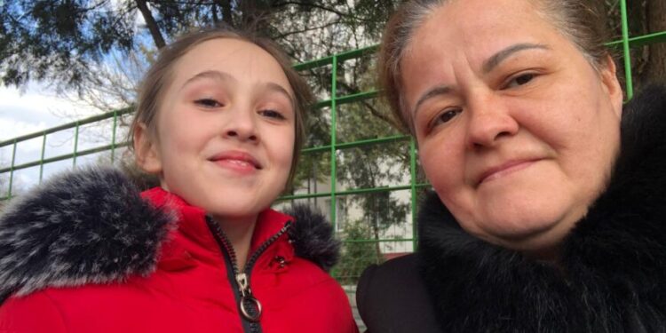 maia-a-fost-adoptata-de-o-femeie-singura,-de-46-de-ani:-la-inceput,-nu-mai-voia-sa-mearga-la-scoala,-sa-nu-rada-copiii-de-ea-ca-are-alta-mama-–-hotnews.ro