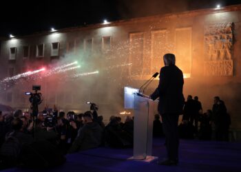 foto/video-violente-la-un-protest-al-opozitiei-albaneze-demonstrantii-au-aruncat-cu-materiale-pirotehnice-spre-biroul-premierului-–-hotnews.ro