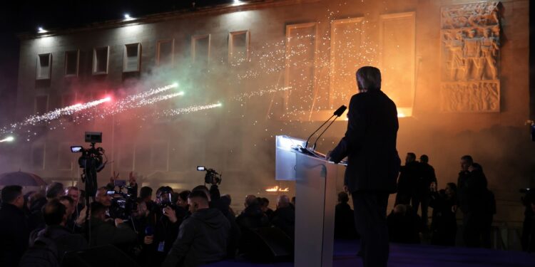 foto/video-violente-la-un-protest-al-opozitiei-albaneze-demonstrantii-au-aruncat-cu-materiale-pirotehnice-spre-biroul-premierului-–-hotnews.ro