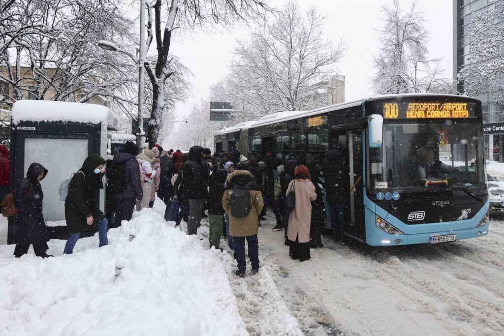 amenzi-de-sute-de-mii-de-lei-pentru-locuri-nedeszapezite-din-capitala-prima-banda-de-circulatie-este-si-acum-blocata-/-apelul-lui-ciucu-–-hotnews.ro