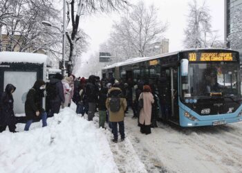 amenzi-de-sute-de-mii-de-lei-pentru-locuri-nedeszapezite-din-capitala-prima-banda-de-circulatie-este-si-acum-blocata-/-apelul-lui-ciucu-–-hotnews.ro