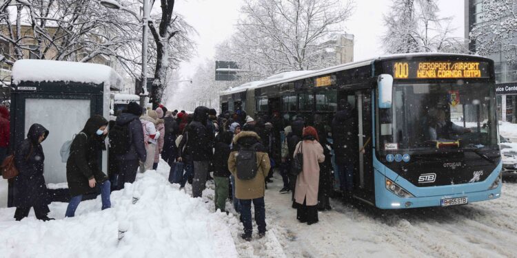 amenzi-de-sute-de-mii-de-lei-pentru-locuri-nedeszapezite-din-capitala-prima-banda-de-circulatie-este-si-acum-blocata-/-apelul-lui-ciucu-–-hotnews.ro
