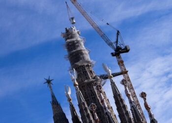 ultima-piesa-din-turnul-central-al-bazilicii-sagrada-familia-a-fost-montata