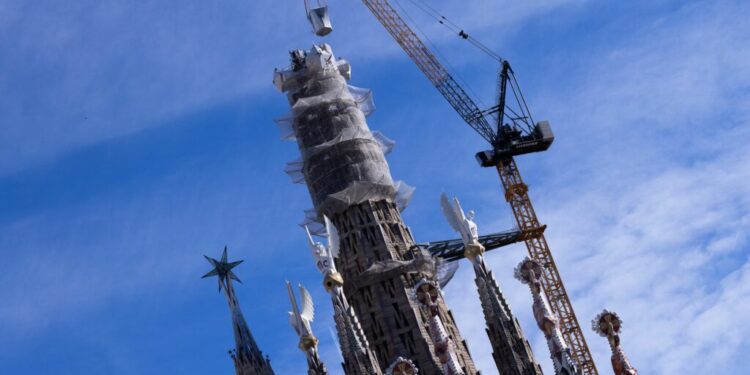 ultima-piesa-din-turnul-central-al-bazilicii-sagrada-familia-a-fost-montata