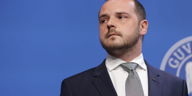 ministrul-sanatatii,-dupa-ce-un-medic-a-fost-agresat-in-sala-de-resuscitare:-este-penibil-ca-in-2026-sa-rugam-oamenii-sa-nu-loveasca-medicii-–-hotnews.ro