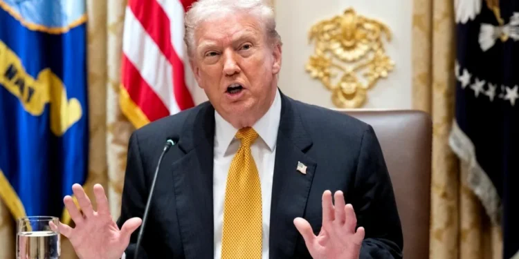 trump-riposteaza-si-mai-dur:-tarifele-globale-sunt-crescute-la-15%-dupa-decizia-curtii-supreme