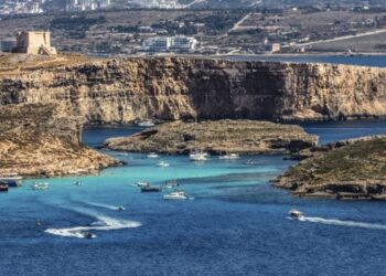 o-insula-de-3,5-kilometri-patrati-are-doar-doi-locuitori-si-atrage-turistii-cu-peisajele-de-vis-si-preturile-mici