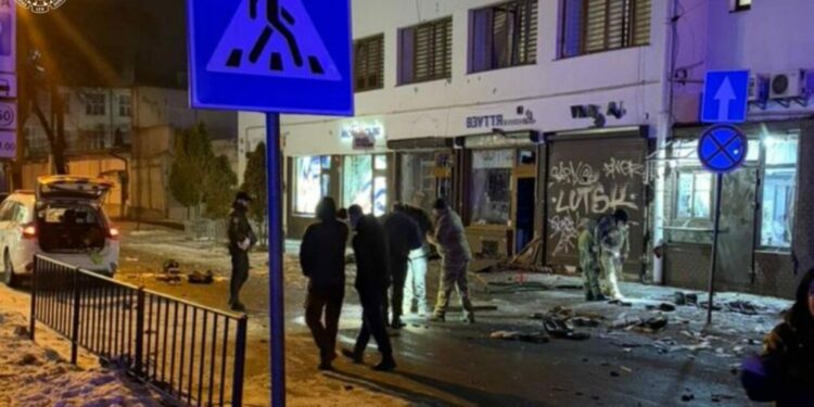 explozii-la-un-magazin-din-estul-ucrainei.-oficialii-locali-afirma-ca-a-fost-un-atac-terorist